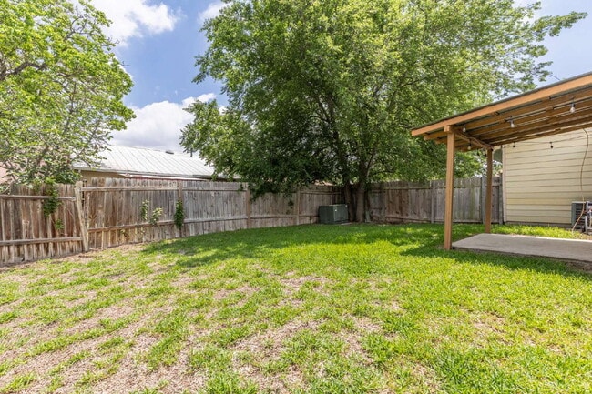 Building Photo - 1366 Bayou Dr