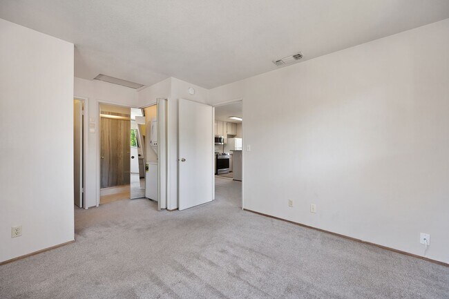 Building Photo - Prime location near downtown, airport, dining 1 bed 1 bath