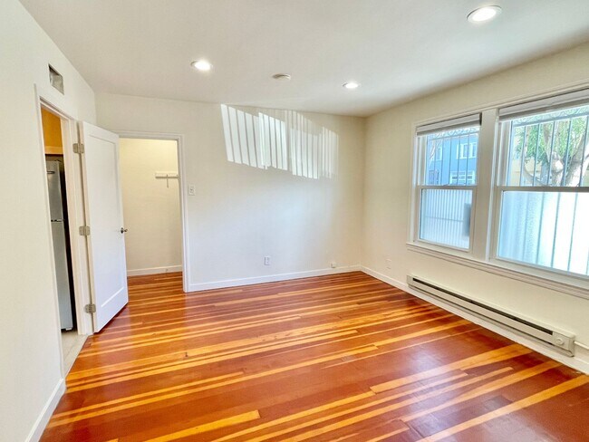 Building Photo - 1BR/1BA Remodeled Garden Unit! Charm Galor...