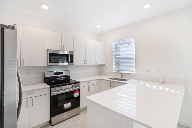 Building Photo - Brand new Townhome 3/2.5  Maximum 2 Cars