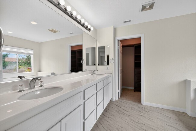 Building Photo - Beautiful 4-Bedroom Home