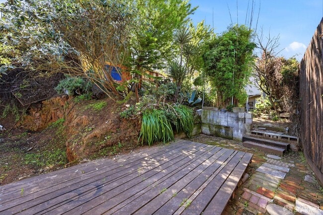 Building Photo - 1529 Hampshire St