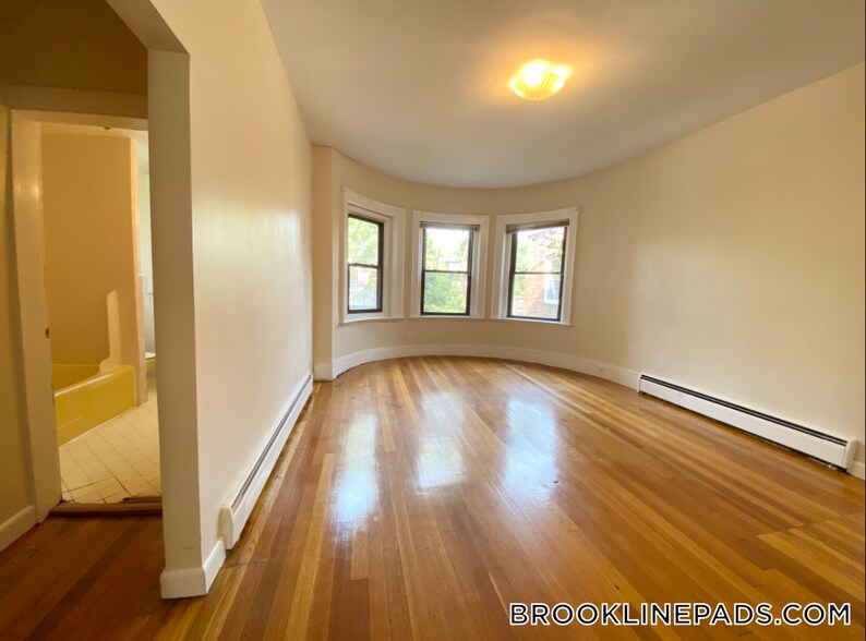 Building Photo - 1728 Beacon St