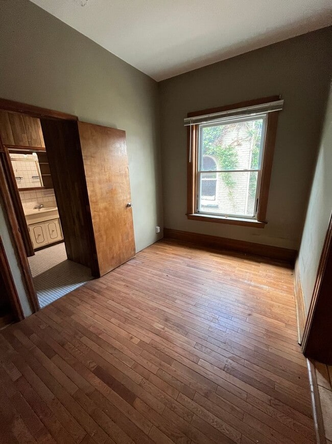 Building Photo - 2 Bedroom 2 Bathroom in Popular Baker Dist...
