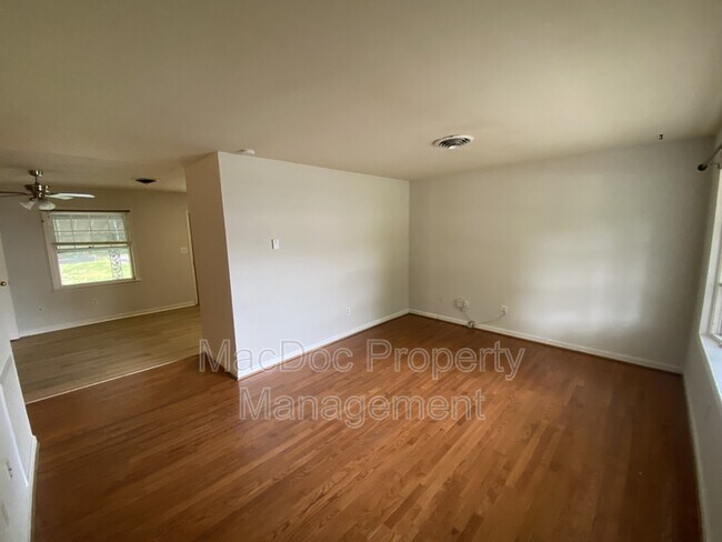 Building Photo - 304 Stratford Ave