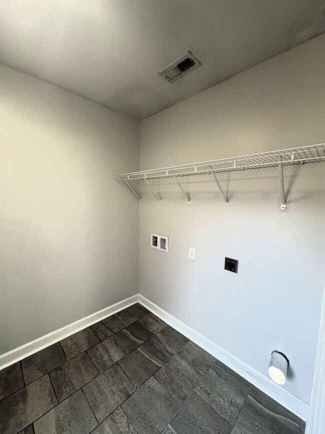 Building Photo - 127 Hedge Ln