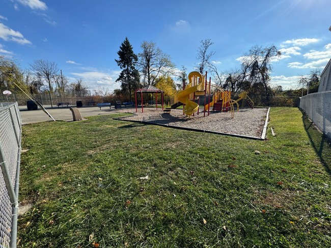 Building Photo - Lovely Two Bedroom House Next to Playground