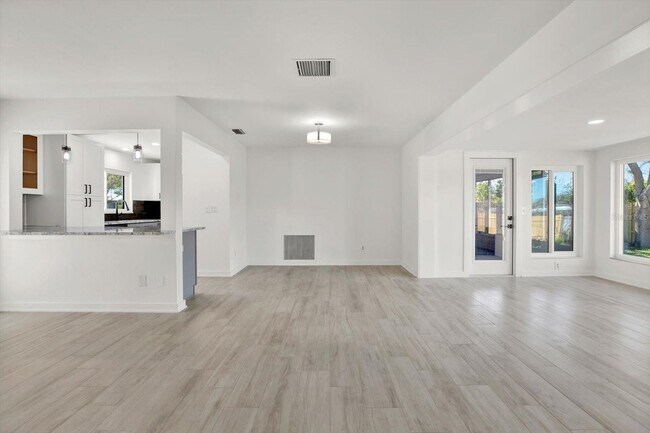 Building Photo - 1346 Hill Dr