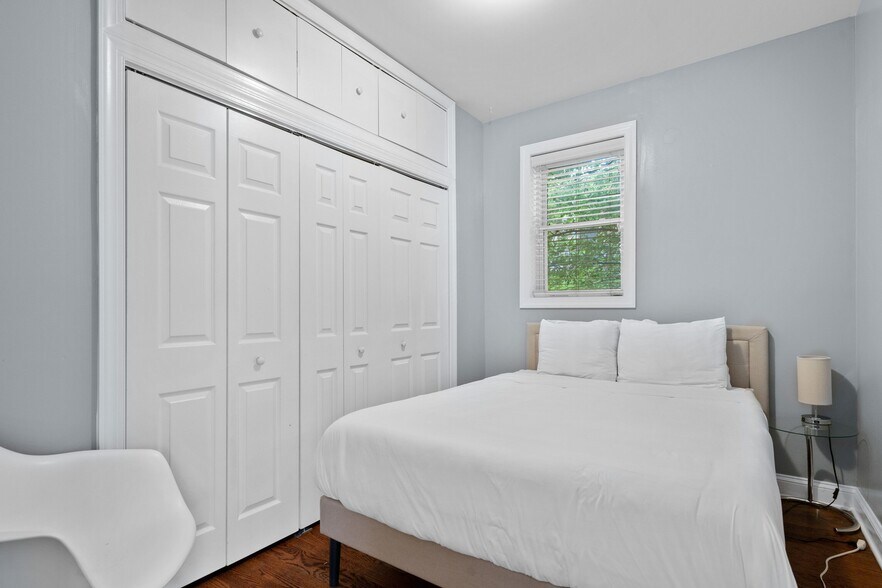 Building Photo - 913 W Belden Ave