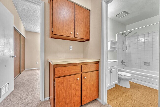 Building Photo - $2,350.00, 2-bed, 2.5-bath townhouse in th...