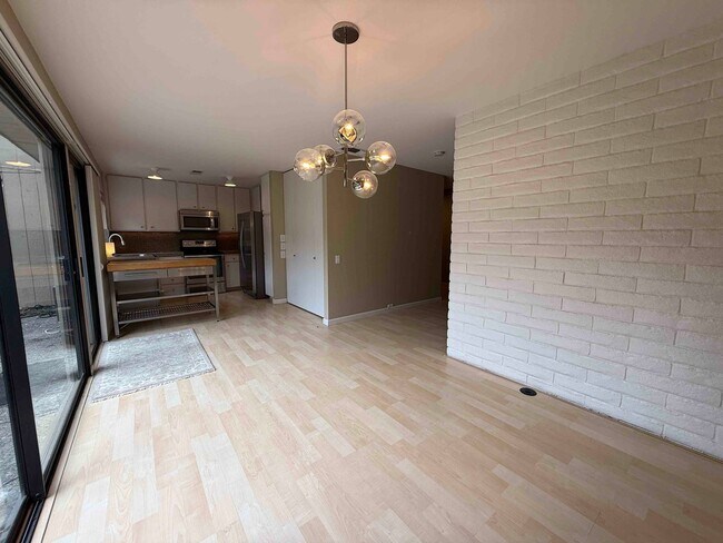 Building Photo - Fabulous Campus Commons 3 Bedroom