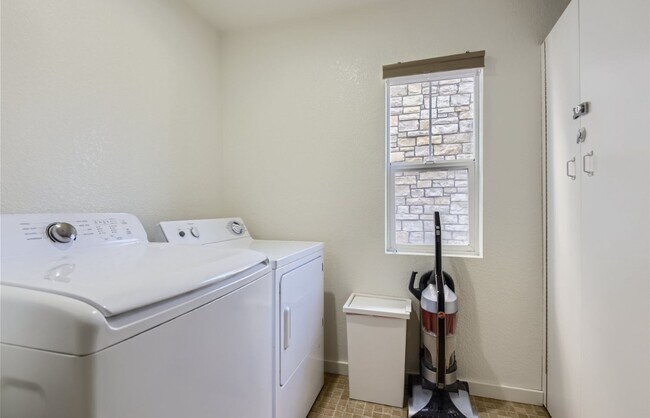 Building Photo - Huge room in a large shared home, private ...