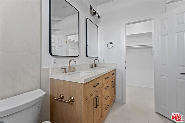 Building Photo - 11827 Goshen Ave