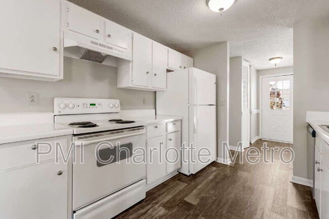 Building Photo - 3214 Old House Cir