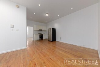 Building Photo - Lovely 3 BED Floor Thru w/ PRIVATE BACKYAR...