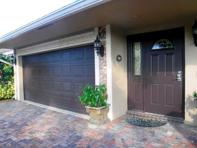 Building Photo - 1402 SW 25th Ave