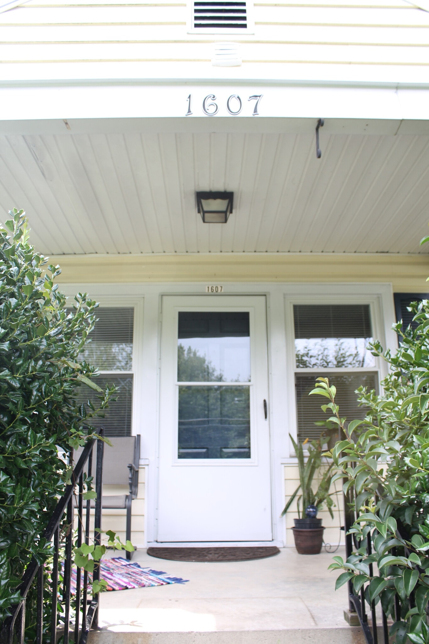 cute front porch to enjoy! - 1607 Robinhood Rd