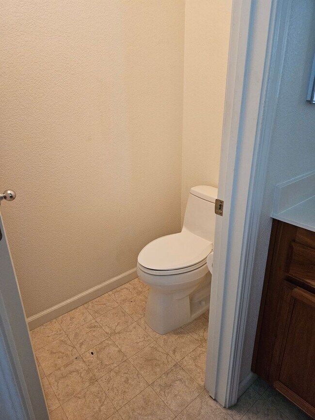 Building Photo - 3 bedrooms 2.5 bathroom split level home