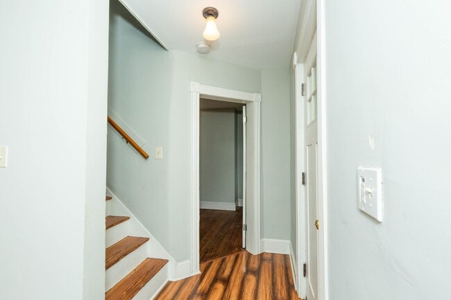 Building Photo - 2 Bed, 2 Bath Farmhouse-Style Home in Kear...