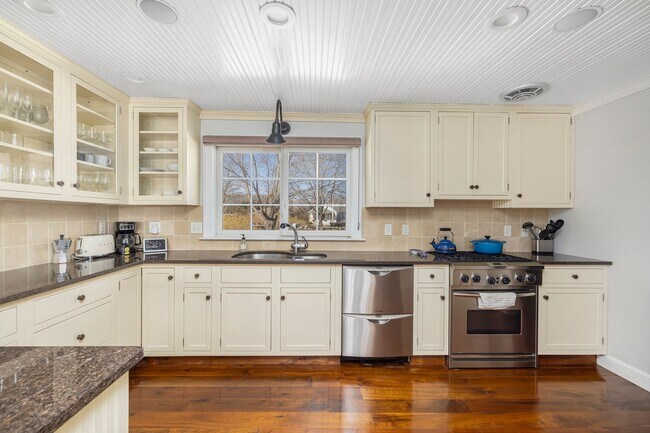 Building Photo - 57 Esmond Ave