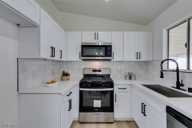 Building Photo - 598 Jackson Dr