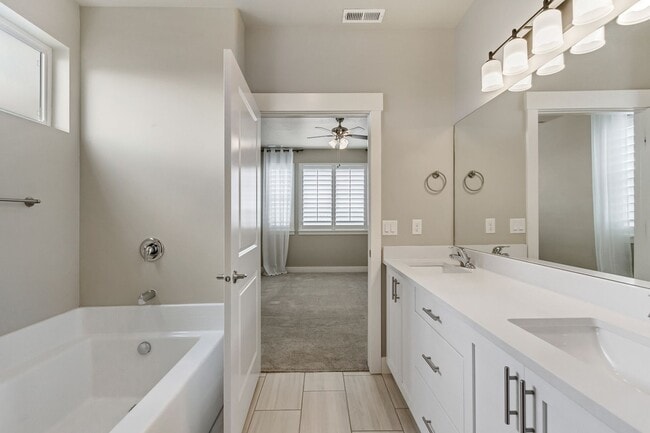 Building Photo - 2 Bedroom 2 Bathroom Twin Home in Orem