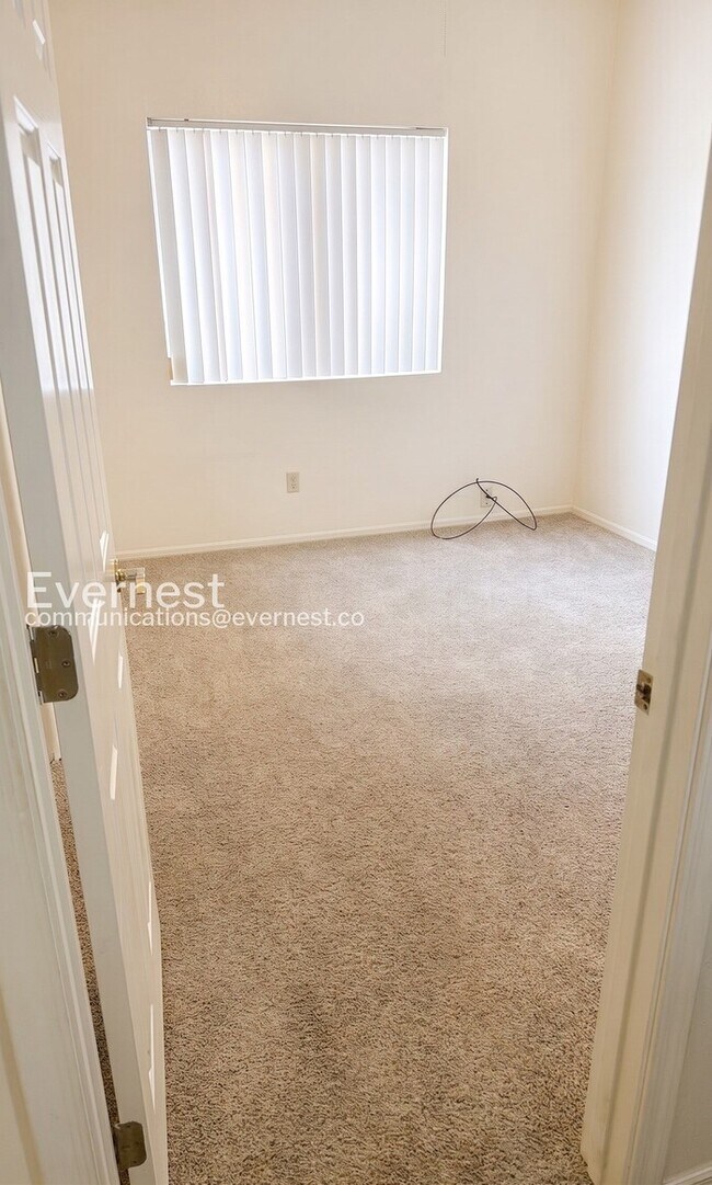 Building Photo - 4 Bed/2 Bath Home with Private Pool & 3-Car Garage / Vouchers Accepted / Available Now!