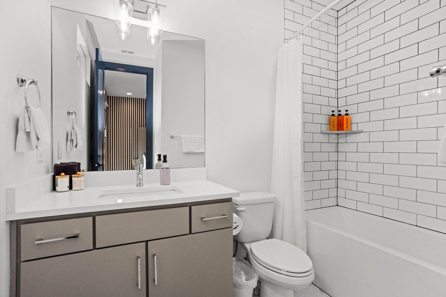 Building Photo - 776 E Argyle Ave