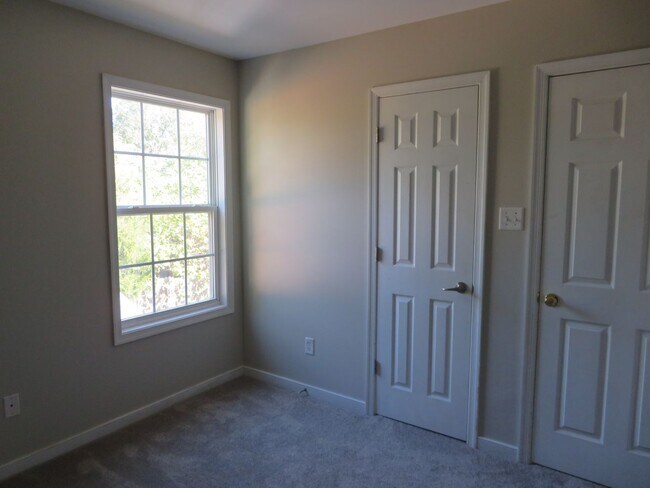 Building Photo - Colonial Heights