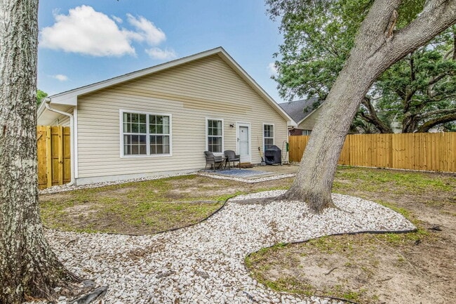 Building Photo - Welcome to this radiant and exquisite home, perfectly situated in a central location!