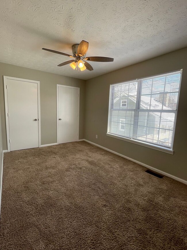 Building Photo - 2BR 1.5 BTH townhouse $1150 First Month's ...