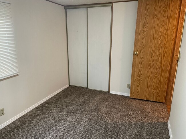 Building Photo - Lakefront Living In McConihe Flats!!