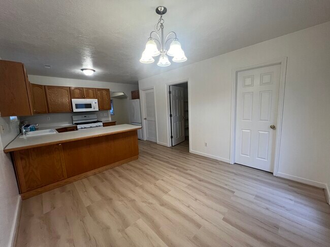 Kitchen - 1650 Talon Dr