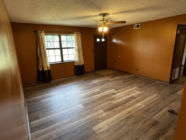 Building Photo - 6 Treva Ln