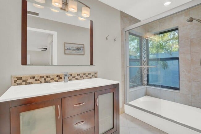 Building Photo - 940 Rainberry Lake Dr