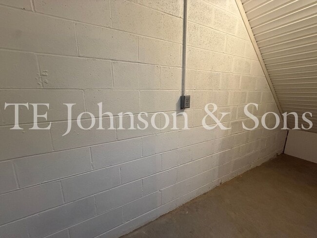 Building Photo - Spacious 3BR Home with Vaulted Ceilings, Gas Logs & Two Car Garage in Winston-Salem