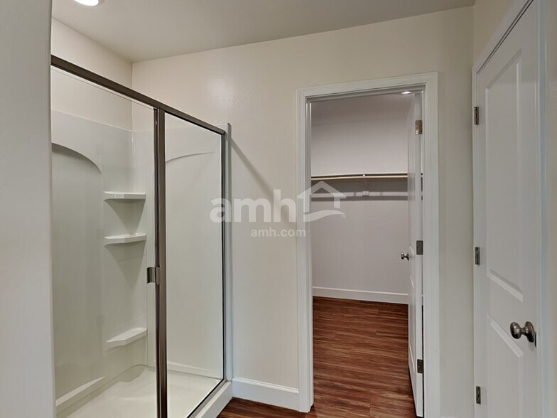 Building Photo - 5915 W Larkspur Dr