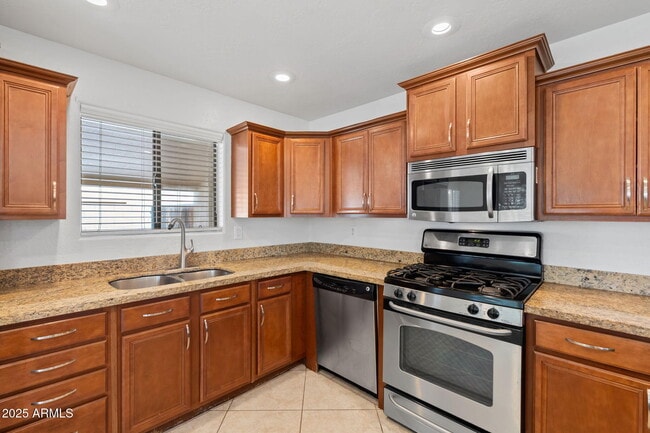 Building Photo - 744 E Meadow Ln