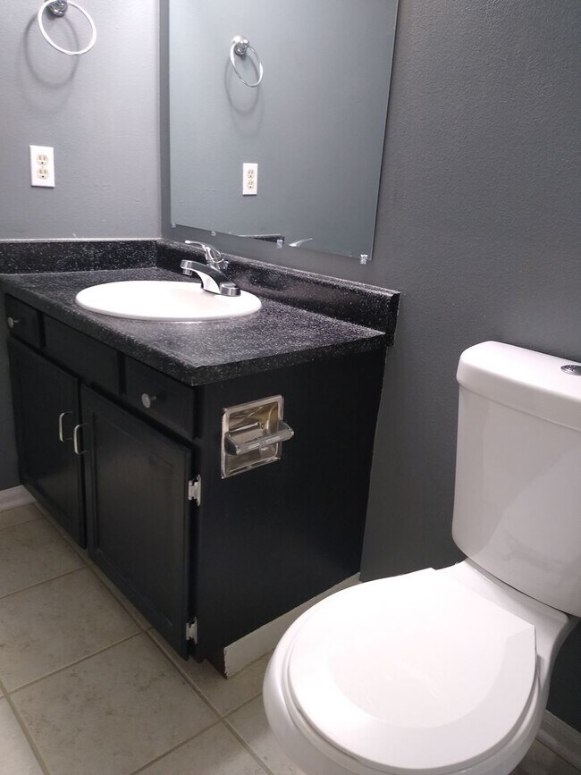 Building Photo - Awesome 2 Bedroom 2 Bath Condo w/ Garage P...