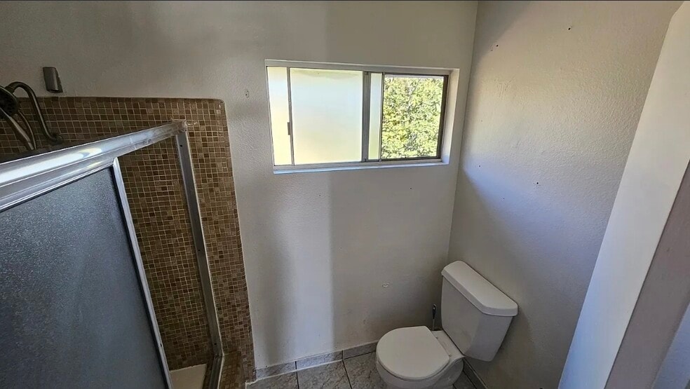 Building Photo - 832 Adelita St