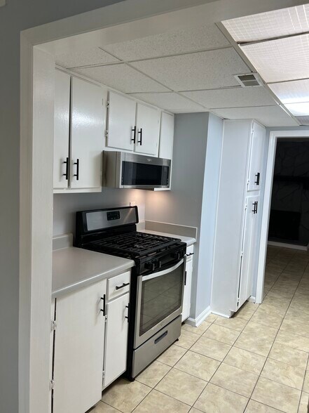 Gas stove, oven and above microwave vent combo - 6419 Baker Ct