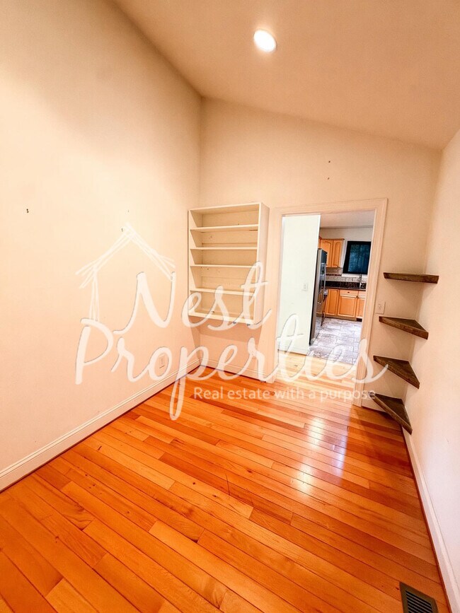 Building Photo - 1429 Adella St
