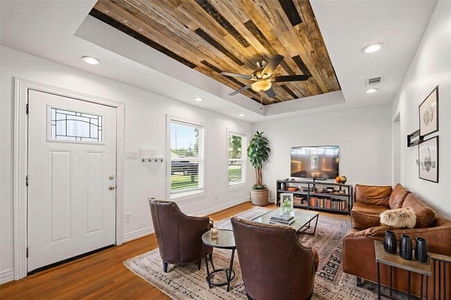 Building Photo - 706 Jerry St