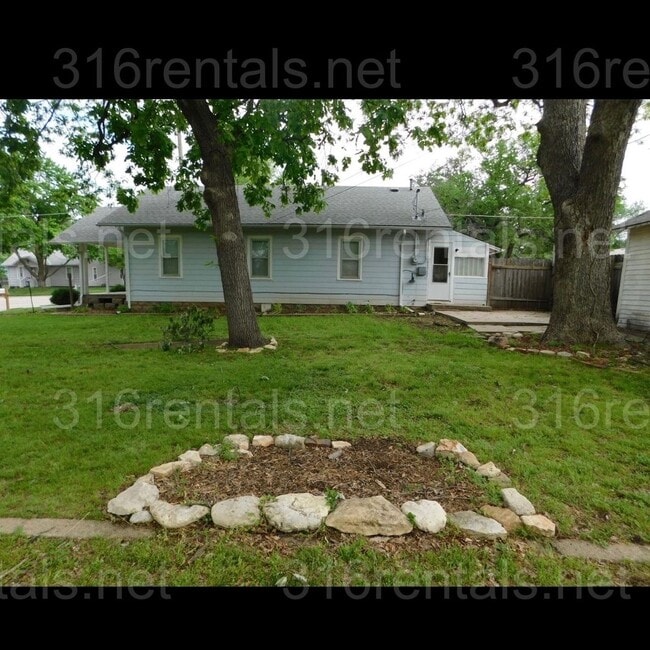 Building Photo - Cozy 2 bedroom home on corner lot!