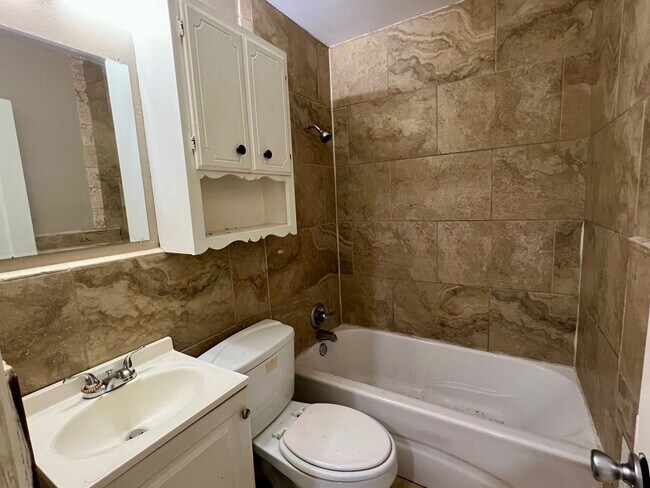 Building Photo - 533 E Fairchild Dr