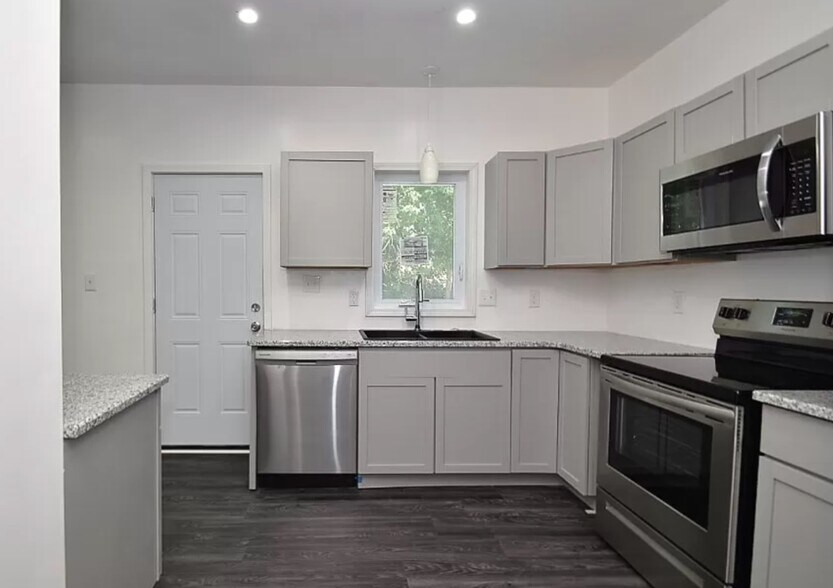 Building Photo - 1544 E 120th St