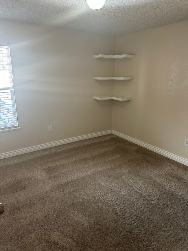 Building Photo - Clean 3 bedroom, 2 bathroom condo in Westm...