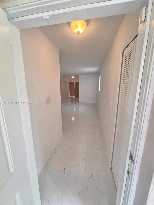 Building Photo - 2931 SE 13th Rd