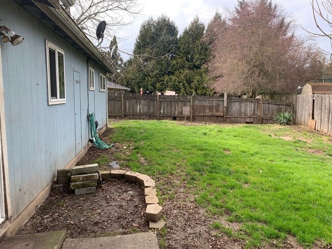 Building Photo - Bright & Spacious 3-Bedroom Home in Desirable River Road Area