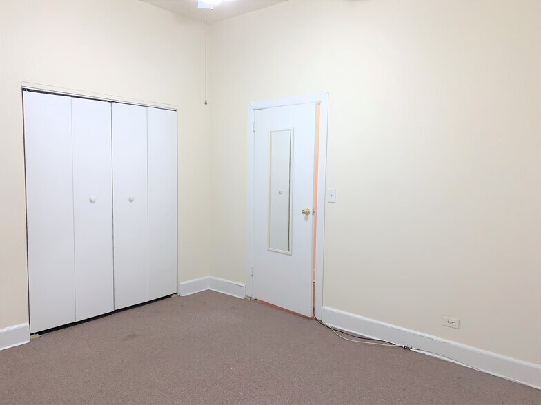 Building Photo - 3606 N Racine Ave